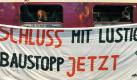 Mit einem Sonderzug kommen die Demonstranten an. Vor dem Brandenburger Tor wollen sie Trümmersteine aus dem bereits abgerissenen Nordflügel des Stuttgarter Hauptbahnhofs niederlegen. Die Steine werden dort aufgebaut, um auf die Zerstörung aufmerksam zu machen, meint Mitorganisator Valentin Funk. Auch die Natur werde durch das Projekt zerstört. Foto: dpa