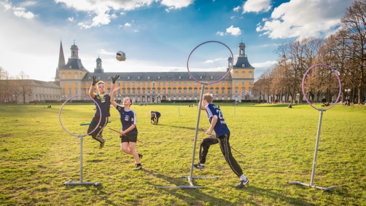 Eine der deutschen Quidditch-Mannschaften trainiert im Hofgarten von Bonn: die