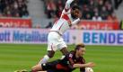 Stuttgart hatte Leverkusen fast am Boden wie hier Simon Rolfes (v) im Zweikampf mit Stuttgarts Cacau. Doch Bayer berappelte sich und gewann im Stile einer Spitzenmannschaft. Foto: dpa