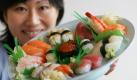 Jun Udagawa vom Restaurant Udagawa präsentiert am Mittwoch (12.11.2008) in Berlin einen Sushi-Teller am Rande eines Pressetermins zum Japanfestival Berlin. Die Veranstaltung findet vom 14. bis 16. 11.2008 im Postbahnhof am Ostbahnhof statt und präsentiert die Vielfalt des Landes in den Bereichen Kunst, Kultur und Lebensart. Es wird ein japanisches Kultur- und Bühnenprogramm mit der Darstellung von Kampfkunst, Ikebana, Kalligraphie, Origami, Mangas, Butoh-Tanz und Taiko-Trommeln geben. Foto: Jens Kalaene dpa/lbn +++(c) dpa - Bildfunk+++
pixel Foto: dpa