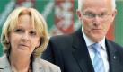 ARCHIV - SPD-Herausforderin Hannelore Kraft (l) und CDU-Ministerpräsident Jürgen Rüttgers stehen am 09.05.2010 im Landtag in Düsseldorf im Fernsehstudio zusammen. Die schwarz-gelbe Koalition von Ministerpräsident Rüttgers (CDU) in Nordrhein-Westfalen ist abgewählt. Die CDU in Nordrhein-Westfalen will nur mit Ministerpräsident Rüttgers in eine große Koalition mit der SPD gehen. Das machte ihr Generalsekretär Krautscheid am Freitag im WDR deutlich. Am Vorabend waren Sondierungsgespräche über eine rot-rot-grüne Koalition gescheitert. Die SPD-Landeschefin Kraft hat nun der CDU Gespräche angeboten, weil nur noch eine große Koalition Chance auf eine Mehrheit im Landtag hat. Foto: Jörg Carstensen dpa/lnw +++(c) dpa - Bildfunk+++
pixel
Schlagworte
 Foto: dpa
