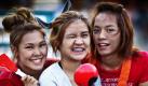 Junge thailändische Demonstranten posieren für einen Fotografen in der Hauptstadt Bangkok. Rot ist seit Wochen die Farbe des Protests in Thailand  die Farbe der Regierungsgegner, die seit Wochen demonstrieren. Nun hat der Premierminister Abhisit Vejjajiva den Notstand ausgerufen. Foto: ap