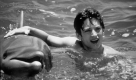 Sandy (Elijah Wood) und Delphin Flipper baden im Meer (undatiertes Archivbild). In den 60ern war der menschenfreundliche Delphin mit dem chronischen Helfersyndrom als amerikanische Filmserie ein Welterfolg. Nun soll er als Kinofilm die Kinder begeistern. (zu dpa Korr-Bericht 'Der Held der Meere kehrt zurück: 'Flipper kommt in deutsche Kinos' vom 21.7.) Foto: dpa
