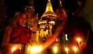 Ein Novize entzündet in der weltberühmten Shwedagon Pagoda in Yangon (Myanmar) eine Kerze. Der Junge ist einer von tausenden buddhistischen Jungmönchen, die während einer viermonatigen Fastenzeit ordiniert werden. Foto: ap
