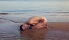 Was Fotograf Mario Sorrenti aus Italien bewogen haben mag, das niederländische Model Saskia De Brauw für den Pirelli-Kalender 2012 derart, nun ja: platzsparend im Bild zu positionieren, ist nicht bekannt. Vielleicht fror die Schönheit auch ganz einfach. Bei den Verschlusszeiten moderner Hightechkameras ist etwaiges Zittern des Motivs sicherlich kein Problem. Und für Gänsehaut gibt's Photoshop. Foto: dpa