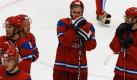 Nach der Viertelfinalniederlage stehen Russlands Eishockey-Spieler enttäuscht auf dem Eis. Foto: dpa