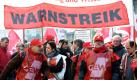 Beschäftigte im öffentlichen Dienst nehmen in Düsseldorf an einem Warnstreik teil. In Nordrhein-Westfalen hat die Gewerkschaft Verdi mehrere tausend Angestellte an Unikliniken, Gerichten, Straßenbaubetrieben und Landesministerien wegen des Tarifkonflikts zu ganztägigen Arbeitsniederlegungen aufgerufen.  Foto: dpa