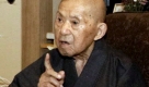 Tomoji Tanabe aus Japan wurde seit 2007 im Guinnesss Buch der Rekorde als ältester Mann der Welt geführt. Sein Geburtsdatum war der 18. September 1895. Bei seinem letzten Geburtstag hatte er auf die Frage nach dem Geheimnis seines langen Lebens geantwortet, dass man weder Alkohol trinken noch rauchen solle. Er war bekannt dafür, jeden Tag um 5.30 Uhr aufzustehen und am Nachmittag ein Glas Milch zu trinken. Foto: dpa