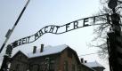 ARCHIV - Eine Kopie des Schriftzuges 'Arbeit macht frei' über dem Eingang zum ehemaligen deutschen Konzentrationslager Auschwitz in Polen (Archivfoto vom 18.12.2009). Knapp fünf Wochen nach dem Diebstahl ist der historische Schriftzug an die Gedenkstätte Auschwitz zurückgegeben worden. Polens Polizeichef Matejuk übergab die aus Stahl gefertigte Aufschrift am Donnerstag (21.01.2010) in Krakau den Mitarbeitern des Museums. Die Aufschrift war in der Nacht zum 18. Dezember vom Gelände der Gedenkstätte gestohlen worden. Foto: Jacek Bednarczyk (zu dpa 0692 vom 21.01.2010) +++(c) dpa - Bildfunk+++
 Foto: dpa