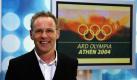 ARD-Sportmoderator Reinhold Beckmann posiert am Mittwoch (19.05.04) waehrend eines Fototermins in Hamburg vor einem ARD-Olympialogo fuer die Fotografen. Die oeffentlich-rechtlichen Fernsehsender ARD und ZDF stellten gemeinsam ihre Moderatoren-Teams und den Sendeplan fuer die Olympischen Spiele 2004, die vom 13. bis 29. August 2004 in Athen (Griechenland) ausgetragen werden, vor
 Foto: ddp