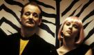 Bob Harris (Bill Murray) sitzt im neuen Kinofilm 'Lost in Translation' (Szenenfoto) neben der hübschen Charlotte (Scarlett Johansson). Der alternde Filmstar und die junge Ehefrau eines renommierten Fotografen lernen sich eines Abends in der Bar ihres Tokioter Luxushotels kennen. Harris hält sich für Werbeaufnahmen in der japanischen Metropole auf, die ihn kaum auslasten; Charlotte hat ihren Mann zu einem Auftrag begleitet und bekommt ihn nun kaum noch zu Gesicht. Das ungleiche Paar beschließt, die unbekannte japanische Millionenmetropole gemeinsam zu erforschen. Bei ihren Ausflügen kommen die beiden Amerikaner zuweilen in bizarre Situationen - und erschließen außerdem neue Perspektiven für ihr eigenes Leben. Starttermin des Dramas von Sofia Coppola ist der 8.1.2004. Foto: Constantin dpa (zu dpa-Kinostarts vom 04.01.2004)
 Foto: dpa