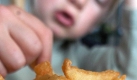 Klar, Ihre Kinder lieben Fastfood. Sie drfen auch gelegentlich einen Hamburger oder Pommes essen. Das sollte aber die Ausnahme bleiben. Foto: dpa