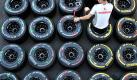 Aufpasser: Ein Formel-1-Mechaniker gönnt sich eine Ruhepause am Circuit de Catalunya bei Barcelona. Foto: Jan Woitas Foto: dpa