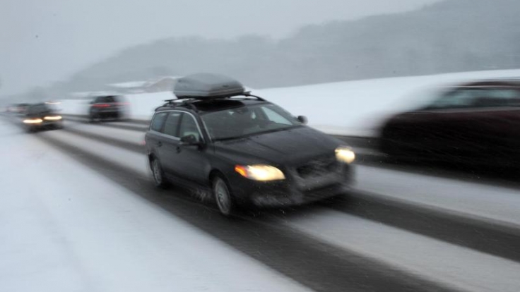 Die Skier können in einer speziellen Dachbox oder auf einem Dachgepäckträger verstaut werden.