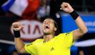 So freut sich Jo-Wilfried Tsonga über seinen Halbfinal-Einzug. Doch gegen Roger Federer ist er chancenlos. Nach 88 Minuten schickt ihn der Schweizer direkt unter die Dusche. Foto: dpa