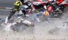 Mehrere Moto2-Piloten kommen beim Großen Preis von Katalonien von der Strecke ab und rauschen mit ihren Maschinen durchs Kiesbett. Verletzt wurde niemand. Foto: dpa