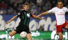 Edin Dzeko (links) brachte die Wolfsburger beim HSV mit seinem Tor zum 1:0 auf die Siegerstraße. Am Ende hieß es 3:1. Foto: ddp