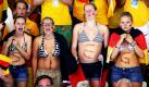 Nicht nur in Fußballstadien tummeln sich die weiblichen Fans, auch für Wasserball können sie sich begeistern. Diese vier Damen jubeln den deutschen Wasserballern im Viertelfinale gegen Serbien bei der Schimm-WM in Shanghai zu. Ob sie sich für den Sport oder die gut gebauten Athleten interessieren? Vielleicht beides ein bißchen. Foto: dpa