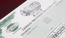 Die erste Aktie der Lehman Brothers mit der Seriennummer 0001: Das Papier der insolventen US-Investmentbank ist am Samstag in Würzburg für 24.000 Euro versteigert worden. Nach Angaben von Auktionator Matthias Schmitt hatten zehn Bieter auch über Internet und Telefon versucht, das wichtige Dokument der Finanzkrise 2008 zu erwerben. Foto: dapd