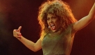 ARCHIV - Die US Saengerin Tina Turner waehrend eines Auftritts am 27. Juli 1990 in Woburn, England.  Anfang des Jahres 2009 wirbelte Tina Turner so atemberaubend und dynamisch über die grossen Buehnen der Welt, dass die Londoner 'Times' in Abwandlung einer ihre grossen Hits fragte: 'What's age got to do with it?' Die Welttournee wurde ein einziger Triumphzug, allein in Deutschland gab die Soul-Koenigin 17 statt der urpspruenglich sieben geplanten Konzerte. Nun feiert sie am (morgigen) Donnerstag 26. November 2009  ihren 70. Geburtstag. (AP Photo/Gill Allen,Archiv) FILE - In this July 27, 1990 file picture American rock and roll singer Tina Turner kicks off the first of two sell-out concerts on the grounds of Woburn Abbey, England.  (AP Photo/Gill Allen,File) Foto: ap