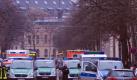 Sicherheitskräfte stehen vor der Schule in Leipzig an der es einen Amokalarm gab. Foto: Peter Endig Foto: dpa