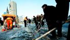 Passanten und Mitglieder der AG City Berlin hacken auf dem Kurfürstendamm in Berlin mit Spitzhackhölzern die Eisschicht auf. Mit dem Projekt Das Ende der Eiszeit am Kurfürstendamm ist geplant hat sich die AG City Berlin vorgenommen, mit Hilfe der Mitarbeiter der anliegenden Geschäfte den Kudamm eisfrei zu bekommen.  Foto: ddp