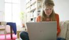 ARCHIV: Eine Frau surft in ihrer Wohnung in Berlin drahtlos im Internet (Foto vom 28.06.07). Internet-Nomaden aller Laender, vereinigt Euch. Frei nach diesem Motto koennten die Visionen der Firma Fon und des Berliner Freifunk-Netzwerks ueberschrieben sein. Die 2006 gegruendete Firma Fon will weltweit Nutzer dazu animieren, Bandbreite zu teilen und will damit Geschaefte machen. Bei der nicht kommerziellen Freifunk-Initiative ist zumindest das Prinzip des globalen Teilens der Funknetze ein aehnliches. Fuer Ernst Ahlers von der Zeitschrift c't sind die beiden Alternativen derzeit noch der sicherste Weg, sein W-LAN mit dem Nachbarn zu teilen. (zu ddp-Text) Foto: Axel Schmidt/ddp Foto: ddp