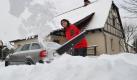 Schnee, Schnee, Schnee: So wie hier im brandenburgischen Sieversdorf schippt Deutschland im Akkord. Foto: dpa