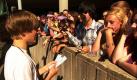 Justin Bieber pflegt die Nähe zu seinen Fans nicht nur über das Internet. Im Film wird deutlich wie ansteckend die Lebensfreude des Kanadiers ist. Fans, Freunde, Familie - es gibt niemand, der diesem Tausendsassa widerstehen kann. Foto: Paramount Pictures