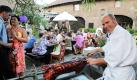 Beim Scheunenfest führte RTL Bauern und Frauen zusammen. Dazu gab's Gegrilltes und Fassbier. Foto: RTL/ Stefan Gregorowius