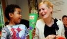 Moderatorin  Enie van de Meiklokjes ist in Berlin als gute Fee unterwegs. Gemeinsam mit dem fünfjährigen Kituxi bastelt sie an einer Schultüte, die er zusammen mit einem neuen Ranzen geschenkt bekommt. Das Deutsche Kinderhilfswerk verschenkt an bedürftige Kinder Ranzen-Sets zum Schulanfang. Foto: dpa