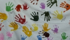 Bei der Kundgebung des Vereins gegen Kinderarmut e.V. zeigten die Teilnehmer mit tausenden bunten Handabdrücken Solidarität mit Kindern in Armut. Als Gastrednerin trat Musikerin Nina Hagen auf. Foto: ddp