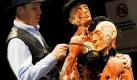 ARCHIV: Plastinator Gunther von Hagens oeffnet in Berlin in der Ausstellung 'Koerperwelten & Der Zyklus des Lebens' bei der Frau seines Exponats 'Der sitzende Akt' den Buestenhalter (BH), um die Wirkung der Figuren ohne Requisiten zu testen (Foto vom 20.06.09). Die Ausstellung eines plastinierten Leichenpaars beim Geschlechtsakt bleibt in Augsburg untersagt. Der umstrittene Plastinator Gunther von Hagens unterlag in dieser Frage in einer Eilentscheidung des Verwaltungsgerichts Augsburg, wie ein Gerichtssprecher am Mittwoch (26.08.09) sagte. (zu ddp-Text) Foto: Michael Gottschalk/ ddp





 Foto: ddp
