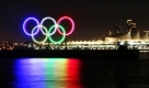 Beleuchtete Olympiaringe spiegeln sich im Hafen von Vancouver, Kanada. Vancouver ist der Austragungsort der Olympischen Winterspiele 2010. Foto: ap