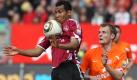 Derweil verschaffte sich der Club Luft im Abstiegskampf. Gegen den FSV Mainz 05 dominierten die Franken das Spiel, siegten mit 2:0 und rückten auf Rang 14. Eric Maxim Choupo-Moting (vorn), hier gegen Bo Svensson, traf zum Endstand. Foto: dpa
