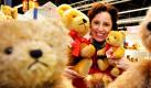 Die bayrische Sozialministerin Christine Haderthauer besucht Aussteller auf der Spielwarenmesse in Nürnberg und informiert über Prüfungen der Gewerbeaufsicht. Demnach waren von den 1.770 überprüften Spielzeugen auf der Messe 435 zu beanstanden.  Foto: dpa