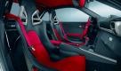 Einfach königlich: Schwarzes Interieur mit rotem Alcantara kombiniert. Schalensitze und rote Öffnerschlaufen an den Türen - so muss ein limitierter Porsche ausehen. Foto: pi