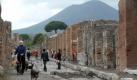 Eine eingestürzte Mauer, bröckelnde Gebäude: Pompeji droht ein zweites Mal unterzugehen. Die Touristenattraktion nahe Neapel verfiel in den vergangenen Jahren zusehends, dabei liefern die Gebäude und Straßen mit dem Vesuv im Hintergrund einen unvergleichlichen Einblick in das antike römische Leben. Nun hat die Europäische Kommission beschlossen: 105 Millionen Euro sollen aus EU-Töpfen in die Sanierung der Kulturstätte fliessen.  Foto: dpa
