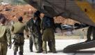 Israelische Soldaten entladen eine verwundete Person aus einem Helikopter vor dem Tel Hashomer Hospital in Tel Aviv. Foto: dpa