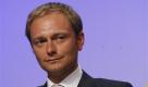 Berlin (dapd). Mehrere Wochen hat es gedauert, bis der FDP-Chef im Dezember 2009 Christian Lindner schließlich zum Generalsekretär machte. So lange zu warten, sei ein Fehler gewesen, räumt Guido Westerwelle inzwischen ein. Denn in nur einem Jahr hat sich der 31-Jährige zum Hoffnungsträger der FDP gemausert. So mancher führende Liberale will ihn nun an der Spitze sehen.

Der gebürtige Wuppertaler zog bereits im Jahr 2000 in den Düsseldorfer Landtag ein. Als Jungspund der Liberalen in Nordrhein-Westfalen wurde Lindner vom damaligen FDP-Landeschef Jürgen Möllemann scherzhaft «Bambi» getauft - ein Name, der haften blieb. 2004 wurde er Generalsekretär der nordrhein-westfälischen FDP, seit Herbst 2009 gehört er dem Bundestag an. Vielleicht ist es der latente Dauervorwurf, zu jung in die Politik gegangen zu sein, der Lindner vor zusätzlichen Aufgaben noch zurückschrecken lässt.

Als Parteimanager sieht er seine Aufgabe vor allem darin, das neue Grundsatzprogramm der FDP auszuarbeiten - wie es übrigens Westerwelle seinerzeit als Generalsekretär tat. Das Programm soll seinem Willen nach aber nicht hinter verschlossenen Türen entstehen, sondern das Resultat einer breiten Debatte sein, sagt der Fan liberaler Ökonomen wie Friedrich August von Hayek.

Anders als sein Vorgänger Dirk Niebel, der das Amt für seine neue Aufgabe im Entwicklungshilfeministerium aufgab, schlägt Lindner in der politischen Debatte eher gemäßigte Töne an. «Ich bin jemand, der gerne vor der Front operiert - allerdings weniger mit dem Säbel und öfter mit dem Florett», betont er. SPD-Politiker sehen den jungen Freidemokraten sogar in der Lage, Brücken zur Sozialdemokratie zu bauen.

Mit Niederlagen lernte Lindner ebenfalls schon sehr früh umzugehen. In ganz jungen Jahren scheiterte er mit einer Startup-Firma. Foto: dapd