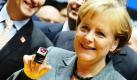 Bundeskanzlerin Angela Merkel probiert  auf der Computermesse Cebit in Hannover ein elektronisches Gerät zur Erfassung von Gesundheitsdaten aus. Unter dem Motto Connected Worlds präsentieren etwa 4150 Aussteller aus 68 Ländern auf der weltgrößten Computerfachmesse noch bis zum 6.März ihre Produkte. Foto: dpa