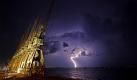 Ein Blitz erhellt den Nachthimmel am Hafen in Rio de Janeiro.
 Foto: ap