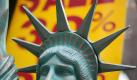 Amerika in der Finanzmisere: Selbst die Freiheitsstatue würde im Schuldenberg der USA abtauchen können. Foto: dpa