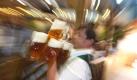 Für die Bedienungen auf dem Oktoberfest sind die drei Wochen Schwerstarbeit. Fürstlich bezahlte Schwerstarbeit, muss man wohl hinzufügen. Foto: dpa