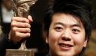 Der chinesische Pianist Lang Lang posiert am Samstag im Gewandhaus zu Leipzig aus Anlass der Verleihung des Mendelssohn-Preises 2010 mit dem Preis. Lang Lang erhält den seit 2007 von der Leipziger Mendelssohn-Stiftung vergebenen Preis in der Kategorie Musik. Foto: ddp