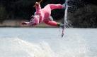 Ein als Osterhase verkleideter Wakeboarder zeigt auf einer Hamburger Wasserskibahn sein Können. Foto: Angelika Warmuth Foto: dpa