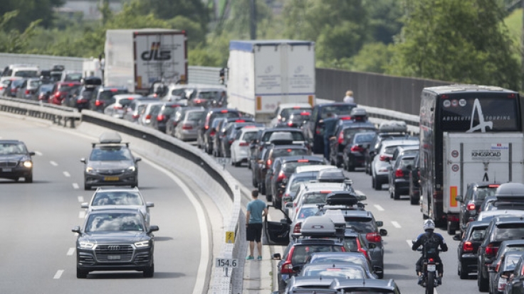 Am ersten August-Wochenende 2017 verstopfen vor allem Rückreisende die Autobahnen in Deutschland.