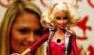Ein Model posiert in Nürnberg nach einer Pressekonferenz zur Spielwarenmesse International Toy Fair 2010 mit der für den Toy Award nominierten Puppe Barbie Video Girl. Die Fachmesse beginnt am Donnerstag, den 4. Februar. Foto: ddp