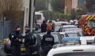 Police officers and firefighters stand next to a building in Toulouse, France, Wednesday, March 21, 2012 where a suspect in the shooting at he Ozar Hatorah Jewish school has been spotted. French police exchanged fire and were negotiating Wednesday with the gunman who claims connections to al-Qaida and is suspected of killing three Jewish schoolchildren, a rabbi and three paratroopers. (AP Photo/Remy de la Mauviniere) Foto: dapd