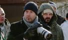 Tom Wesnik (Heino Ferch, Mitte) ist noch ahnungslos ... Der Fotojournalist ist mit seiner Kamera am Tatort.  Foto: ZDF/ Stefan Erhard
